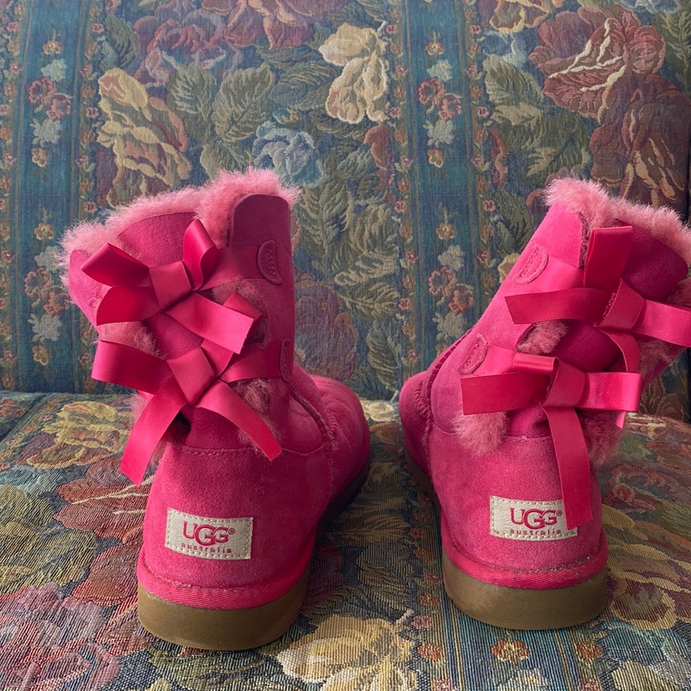 Very cute size 8 UGG boots in pretty good used condition.